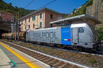 Die Railpool 494 580 (91 83 2494 580-0 I-RPOOL), eine Bombardier TRAXX F140 DC3 LM (mit Last-Mile-Modul), fährt am 22.07.2022 mit einem Kesselwagenzug durch den Bahnhof Riomaggiore (Cinque Terre)