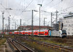 Im Sandwich zweier von Railpool angemieteten Siemens Vectron AC verlsst der RE 19 „Franken-Thringen-Express“  Nrnberg –Erlangen  – Bamberg – Coburg, der DB Regio