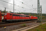 BR 151/751532/die-kalten-railpool-151-058-5-91 Die kalten Railpool 151 058-5 (91 80 6151 058-5 D-Rpool) ist am Haken der 185 281-3 (91 80 6185 281-3 D-DB) der DB Cargo AG, die diese und einen Coilzug, am 14.10.2021 durch Betzdorf (Sieg) in Richtung Köln zieht.

Die 151 058-5 wurde 1974 von Henschel in Kassel unter der Fabriknummer 31801 gebaut.Bis 31.12.2016 gehörte sie zur DB Cargo AG. Zum 01.01.2017 wurden je 100 sechsachsige elektrische Altbau-Lokomotiven der Baureihen 151 und 155 an ein Konsortium aus dem Lokvermieter Railpool verkauft. Die DB Cargo mietet daraufhin 100 Loks von Railpool wieder an.

Die TRAXX F140 AC2 (BR 185.2) wurde 2007 bei Bombardier in Kassel unter der Fabriknummer 34144 gebaut.
