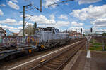 Die RHC DE 504 alias 4185 020-9 (92 80 4185 020-9 D-RHC), eine Vossloh DE 18, der RheinCargo fährt am Sonntag den 30.04.2023 mit einem KLV-Zug durch den Bahnhof Köln-Ehrenfeld in Richtung