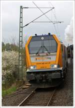 Unserem Dampfzug kommt am 28.04.2013 auf der Lahntalbahn die V 500.14 SGL Schienen Gter Logistik GmbH mit einem Bauzug entgegen.