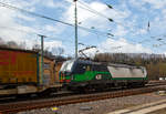 Die an die TX Logistik AG (Troisdorf) vermietete Siemens Vectron AC 193 283 (91 80 6193 283-9 D-ELOC) der European Locomotive Leasing, fhrt am 13.04.2021 mit einem KLV-Zug durch den Bahnhof Betzdorf