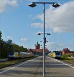 Während Diesellok 246 009-5 ihren Zug vor kurzem in den Bahnhof von Cuxhaven geschoben hat, wartet Lok 246 007-9 darauf mit ihrem Zug nach Hamburg abzufahren, in Hamburg - Haarburg wechselt der Lokführer in den Führerstand des Steuerwagens umso per Richtungswechsel in den Bahnhof von Hamburg einzufahren.   