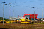 Vossloh-Rail-Services/762453/der-schienenladewagen-slw-7-schweres-nebenfahrzeug Der Schienenladewagen SLW 7, Schweres Nebenfahrzeug Nr. 97 30 08 907 57-6, der Vossloh Mobile Rail Services GmbH abgestellt mit Lanschienentransport am 05.09.2021 beim Bahnhof Gießen. Aufgenommen aus einem Zug heraus.

Der Schienenladewagen wurde 2007 von Maschinen- und Anlagenservice MAS GmbH in Guben unter der Fabriknummer 01/07 gebaut, wobei der Schienenmanipulator von Robel stammt und überarbeitet wurde. Das Eigengewicht beträgt 47 t, die Höchstgeschwindigkeit 120 km/h und der kleinste befahrbare Gleisbogen 80 mm.

Der Schienenladewagen dient zum Be- und Entladen von bis 180 m langen Schienen, auf/von den Schwellenköpfen bzw. in/aus Gleismitte. Der Einsatz erfolgt in Kombination mit Langschienentransporteinheiten der Bauart Robel. Die Be- bzw. Entladeleistung beträgt ca. 900 bis 1.400 m Gleis/Stunde.