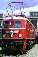100-jahre-elektrische-lokomotive-muenchen/744215/e-19-01-bei-der-ausstellung E 19 01 bei der Ausstellung 100 Jahre elektrische Lokomotive in München Freimann am 25.05.1979.