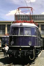 100-jahre-elektrische-lokomotive-muenchen/744217/e-19-12-in-der-ausstellung 
E 19 12 in der Ausstellung 100 Jahre elektrische Lokomtive in München Freimann am 25.05.1979.