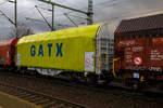gatx-rail-germany-gmbh/798256/vierachsiger-drehgestell-flachwagen-mit-verschiebbarem-planenverdeck-und Vierachsiger Drehgestell-Flachwagen mit verschiebbarem Planenverdeck und Lademulden für Coiltransporte, 37 80 4668 599-6 D-GATED, der Gattung Shimmns-ttu, der GATX Rail Germany GmbH, am 07.12.2022 im Zugverband bei einer Zugdurchfahrt im Bahnhof Dresden-Strehlen. Der Waggonvermieter GATX (General American Transportation Corporation) ist eine US-amerikanische Leasinggesellschaft für Schienenfahrzeuge mit Sitz in Chicago. GATX wurde 1898 gegründet und ist seit 1916 an der New Yorker Börse notiert.

Diese Wagen sind speziell für den Transport witterungsempfindlicher Blechrollen (Coils) bestimmt. Er besitzt feste Stirnwände, 5 fest im Untergestell eingebaute Lademulden. Die Wagenabdeckung erfolgt mit einer PVC-beschichteten Gewebeplane, die auf 11 Rohrrahmen aufliegt. Über Laufwagen ist das Planendach in Wagenlängsrichtung verschiebbar. Die Verriegelung des Planendaches an den Stirnwänden erfolgt über eine 4-Punkt-Zentralverriegelung, die sowohl vom Erdboden als auch von der Rampe aus bedient werden kann. Das Planenverdeck lässt sich an einem Wagenende so weit zusammenschieben, dass ca. 2/3 der Ladefläche zur Beladung freigegeben wird. Hierdurch ist eine einfache Beladung des Wagens sowohl von oben als auch von der Seite aus möglich. 

TECHNISCHE DATEN:
Spurweite: 1.435 mm
Achsanzahl: 4 (in 2 Drehgestelle)
Länge über Puffer: 12.040 mm
Länge der Ladefläche: 10.800 mm
Drehzapfenabstand: 7.000 mm
Achsabstand im Drehgestell: 1.800 mm
Eigengewicht:  21.770 kg
Höchstgeschwindigkeit: 100  km/h (beladen) / 120 km/h (leer)
Maximales Ladegewicht: 68,2 t (Streckenklasse D4)
Kleinster bef. Gleisbogenradius: 35 m
Bauart der Bremse: KE-GP-A (K)
Bremssohle: C 810
Intern. Verwendungsfähigkeit: TEN - GE