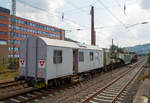 
Ein Trafotransport der Amprion GmbH, ex RWE Energie AG, steht am 25.08.2019 im Bahnhof Siegen-Geisweid, da es erst wieder in der folgenden Nacht über die Siegstrecke weiter nach Wesel zum Schrott gehen kann.
Der Zugverband bestand aus der Zuglok V100 2091 (92 80 1212 209-1 D-VEB) der VEB - Vulkan-Eifel-Bahn, dem 20-achsigen Tragschnabelwagen der Gattung Uaai 687.9 (84 80 996 0 003-5 D-AMPR) beladen mit Trafo und dem Begleitwagen (40 80 1501 003-1 D-AMPR).
