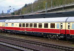 Personenwagen/765684/tee---trans-europ-express-db TEE - TRANS EUROP EXPRESS DB Halbspeisewagen 61 80 85-92 225-9 ARmh 217 am 03.04.2010 im Hbf Koblenz eingereiht in den IC 91300, der anlsslich des Dampfspektakels 2010 als Sonder-IC nach Trier fuhr. Den Zug konnte mit einem normalen Ticket buchen.

Der Wagen wurde 1966 von O&K in Berlin=Spandau als DB 51 80 84-40 103-4 ARm 65 gebaut, der Umbau auf 200 km/h erfolgte 1971 in DB 51 80 84-80 225-2  ARmh 217. Im Jahr 1987 erfolgte ein weiterer Umbau in DB 61 80 84-92 225-0 und 1994 in DB 61 80 85-92 225-9 ARmh 217.

Ab 1965 bestellte die DB in mehreren Baulosen 25 klimatisierte, 27,5m lange Halbspeisewagen im TEE-Standard der Bauart ARm-65 bzw. ARmh217. Ein Teil der Wagen wurde in 2-farbiger F-Zug-Lackierung ausgeliefert. Dier ersten 3 Wagen von O&K wurden noch fr HG=140km/h mit Klotzbremse ausgeliefert und 1971 umgerstet und um bezeichnet. Die Hansa- und WMD-Wagen waren von Anfang an mit MG-Bremse ausgerstet. Sptere Lieferungen erhielten den TEE-Anstrich in rot/elfenbein. Die Fahrzeuge wurden mehrfach umgebaut, die gasbeheizten Herde spter gegen elektrische Herde ausgetauscht und moderne Kchentechnik eingebaut.

TECHNISCHE DATEN (laut Anschriften):
Spurweite: 1.435 mm (Normalspur)
Lnge ber Puffer: 27.500 mm
Drehzapfenabstand: 19.500 mm
Leergewicht: 51 t
Hchstgeschwindigkeit: 200 km/h
Sitzpltze: 18
Bremsbauart: KE-GPR-Mg (D)
