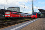 BR 111/911204/die-111-115-2-91-80-6111 Die 111 115-2 (91 80 6111 115-2 D-DB) der DB Regio NRW mit einem mit n-Wagen-Zug (ex Silberlinge bzw. DB Nahverkehrs-Wagen) am 14 Juni 2013 im Hauptbahnhof Koblenz. Rechts steht der vierteilige Bombardier Talent 2 - 442 207 / 707 'Kobern-Gondorf' der DB Regio, als RB 81 'Moseltal-Bahn' (Koblenz - Cochem - Trier) zur Abfahrt bereit. 