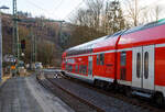 Steuerwagen voraus verlsst der RE 9 rsx - Rhein-Sieg-Express (Siegen – Kln – Aachen) am 17.01.2023 den Bahnhof Kirchen (Sieg). 

Der klimatisierte Doppelstock-Steuerwagen der 2. Klasse (DoSto-Steuerwagen) ist der D-DB 50 80 86 – 81 058-9 DBpbzfa 766.3 „Schwarzwaldbahn“  der DB Regio Baden-Wrttemberg, er wird auch als Gebrauchtwagen angeboten, daher trgt er die Werbung: Damit alles in „Bewegung bleibt / Ein Fahrzeug von db-gebrauchtzug.de im Einsatz“. Wobei der Steuerwagen gar nicht so alt ist, er wurde 2006 von Bombardier im Werk Grlitz gebaut.

Die fr die „Schwarzwaldbahn“ beschafften Doppelstockwagen verfgen allesamt ber eine Schweizzulassung, jedoch nicht ber die entsprechende Schweizer Zugsicherung im Steuerwagen. 

TECHNISCHE DATEN:
Hersteller: Bombardier Werk Grlitz, ex Deutsche Waggonbau AG (DWA)
Spurweite: 1.435 mm
Lnge ber Puffer: 27.270 mm
Wagenkastenlnge: 26.660 mm
Wagenkastenbreite: 2.784 mm
Hhe ber Schienenoberkante: 4.631 mm
Drehzapfenabstand: 20.000 mm
Achsstand im Drehgestell: 2.500 mm
Drehgestellbauart: Grlitz VIII
Leergewicht: 53 t
Hchstgeschwindigkeit: 160 km/h
Bremsbauart: KE-PR-A-Mg-mZ (D)
Sitzpltze: 100 (2. Klasse) und 2 Rollstuhlpltze
Toiletten: 1, behindertengerecht, geschlossenes System
Bemerkungen: 1 Mehrzweckabteil, 1Dienstraum:
Zulassungen fr: Deutschland und die Schweiz, uneingeschrnkt dieselloktauglich

Schublok war die 146 003-9 (91 80 6146 003-9 D-DB) der DB Regio NRW.