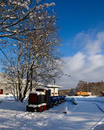 Feldbahnloks/868804/eine-600-mm-diema-feldbahnlok-mit Eine 600 mm DIEMA Feldbahnlok mit einem Lorrenzug als Denkmal am 09 Januar.2021 bei dem Betriebshof der Westerwaldbahn (WEBA) auf der Bindweide bei Steinebach/Sieg. Der Typ und Baujahr sind mir unbekannt. Im Hintergrund die an die HERING Bahnbau (Burbach) vermietete 291 972-8 (98 80 3291 972-8 D-NRAIL) eine Sonderbauart MaK G 1600 BB der Northrail (Hamburg) und rechts angeschitten einige Plasser & Theurer Material-, Förder- und Siloeinheiten MFS 38 (teilweise BSW 2000 - Bunker-Schüttgut-Wagen genannt) der HERING Bahnbau, Burbach,