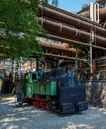 Sonstige/887162/die-785-mm-schmalspur-dampflokomotive-nr-20 Die 785 mm Schmalspur-Dampflokomotive Nr. 20 der V�lklinger H�tte (ehem. R�chling'schen Eisen- und Stahlwerke GmbH in V�lklingen/Saar, ab 1982 ARBED-Saarstahl GmbH, ab 1986 Saarstahl V�lklingen GmbH) hier am 01 Juli 2025 abgestellt, mit dem Schlackewagen 127 (mit K�bel ARBED 219), als Denkmal beim Biergarten V�lklinger H�tte. Heutiger Eigent�mer ist die Initiative V�lklinger H�tte e.V..

Die Dampflok vom Typ Krauss XXXII kk wurde 1904 von Krauss & Comp. in M�nchen unter der Fabriknummer 5168 gebaut und an die RESW - R�chling'sche Eisen- und Stahlwerke AG in V�lklingen geliefert und dort als Lok '21' in den Bestand eingereiht. Sp�ter tauschte sie mit ihrer Schwesterlok 20 die Betriebsnummer und wurde fortan als Lok '20' eingesetzt. 1978 erfolgte die Aufstellung auf einem Spielplatz in V�lklingen-Ludweiler. Im Oktober 1990 �bernahm Carreau Wendel vom Mus�e du bassin houllier Lorrain im franz�sischen Moselle die Lok als Ausstellungsst�ck. Von dort konnte sie 1997 nach V�lklingen zur�ck und nach einer �u�erlichen Aufarbeitung 1998 von der Initiative V�lklinger H�tte e.V. in der Alten V�lklinger H�tte aufgestellt werden.

Auf dem ehemals 20,4 km langen Schmalspurnetz der H�tte (Spurweite 785 mm) verrichteten bis zu 17 Dampflokomotiven ihren Dienst. Auf der Stahlwerksseite transportierten sie die Schlacke zur Thomasm�hle. Die Unterf�hrungen 2 und 3 dienten dem Transport von Stahlbl�cken und allgemeinen G�tern zur Versorgung des Walzwerks auf der Eisenwerkseite und dem Abtransport der Walzprodukte. Im Hochofenbereich wurde die Abfuhr der Hochofenschlacke zur Schlackenbrechanlage auf der anderen Saarseite durchgef�hrt.

Wegen des neuen Stahlwerks, das im Dezember 1980 in Betrieb ging, waren umfangreiche Umbauma�nahmen notwendig. Der Roheisenkanal wurde tiefer gelegt, die Verbindung zum alten Stahlwerk unterbrochen und im Bereich des Hochofens 6 musste ein neuer Gleisanschluss hergestellt werden. Dadurch musste f�r die schmalspurige Schlackenbahn eine Hubbr�cke gebaut werden, da sich Schmalspurgleis und Roheisengleis auf unterschiedlichem Niveau befinden.

Die baugleiche Lokomotive 21 ist auch vorhanden, sie steht mit zwei Schlackenwagen am Ausgang des Schlackenkanals auf der abgesenkten Hubbr�cke in Richtung Schlackenbrechanlage. Leider konnte ich diese nicht entdecken.

TECHNISCHE DATEN der Lok 20 und 21 
Hersteller: Krauss & Comp., M�nchen
Typ: XXXII kk
Baujahr: 1904
Spurweite: 785 mm (Schmalspur)
Achsfolge: B
L�nge: 5.400 mm
Achsabstand: 1.400 mm
Triebraddurchmesser: 680 mm (neu)
Breite: 1.800 mm
H�he: 2.650 mm
Dienstgewicht: 16 t
H�chstgeschwindigkeit: k. A. 
Leistung: 80 PS
Zugkraft: 3 t
Zylinder: 2 St�ck, � 260 mm x 380 mm Hub
Dampfdruck: 14 bar
Heizfl�che: 20,62 m�
Rostfl�che: 0,43 m“
Anzahl Siederohre: 80 St�ck
Durchmesser Siederohre: 39/42 mm
L�nge Siederohre: 2.510 mm
Wasservorrat: 1.400 l (1,4 m�)
Kohlenvorrat: 300 kg