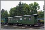 Vierachsiger 750mm-Schmalspur-Personenwagen  der Fichtelbergbahn 970-399 der Gattung KB, am 25.08.2013 im Bahnhof Oberwiesenthal, in der DR Farbgebung. 

Der modernisiert Wagen wurde 1922 bei LHB gebaut. 
Der Wagen hat eine Lnge ber Kupplung von 13,5 m und hat 38 Sitzpltze.
