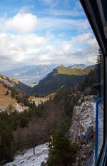   Auf der Talfahrt mit Wendelstein-Zahnradbahn am 28.12.2016 zur Talstation Brannenburg, Blick aus einem Beh 4/8 Doppeltriebwagen ins Inntal.