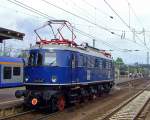 E 18 E 18 047 (ex DB 118 047) f�hrt am 01. Mai 2010 durch den Bahnhof Bebra.
Die Lok wurde 1939 bei AEG unter der Fabriknummer 5161 gebaut. 
Die Elektrolokomotiven der Baureihe E 18 (ab 1968 DB-Baureihe 118),  geh�rten zu den schnellsten Elektrolokomotiven der Deutschen Reichsbahn-Gesellschaft (DRG). Sie erreichten eine H�chstgeschwindigkeit von 150 km/h.  Achsanordnung ist 1 Do' 1  
Die Maschine ist im Besitz des Verkehrsmuseums N�rnberg.
