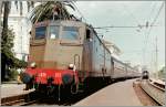 E 636 San Remo im Sommer 1985: FS E 636 072 mit einem Eilzug nach Ventimiglia.