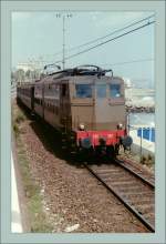 E 636 Einen kleine, kalorienlose Erinnerung an das gute Mittagessen vom Sonntag: die FS 636 387 mit einem Regionalzug nach Ventimiglia kurz nach San Remo im Sommer 1985.
(gescanntes Negativ)