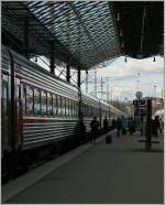 Das Zugpersonal vom Nachtzug P31 von Helsinki nach Moskau wartet am Bahnsteig 8 auf seine Fahrgste.