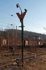 Formsignale Signal Ra 11a - Wartezeichen: Auftrag des W�rters zur Ranggierfahrt abwarten. Hier am 11.02.2012 in Kreuztal, es steht nah an einem �ffentlichen Weg.