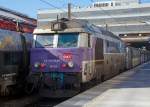   Die SNCF  en voyage  BB 67573 (567573) steht am 26.03.2015 mit einem Regionalzug im Bahnhof Marseille Saint-Charles.