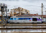 Fr mich auch eine der schnsten franzsischen Dieselloks die SNCF BB 67400: Hier die BB (5)67561 fhrt am 25.03.2015 mit eine Nahverkehrszug vom Bahnhof Marseille Saint-Charles, hier bei Regen ber die Bahnsteige hinweg fotografiert.