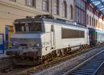 bb-7200-nez-cass/432520/die-nez-cass233s-8222gebrochene-nase8220-507390 
Die Nez cassés („gebrochene Nase“) 507390 (eine BB 7200) am 27.03.2015 aus dem Bahnhof Marseille Saint-Charles. 

Die BB 7200 ist eine französische Elektrolokomotivbaureihe für den Einsatz auf dem Gleichstromnetz der SNCF mit 1,5 kV. Die Lokomotiven wurden von Alsthom in den Jahren 1976 bis 1985 gebaut.

Mit der Aufgliederung der SNCF in verschiedene Geschäftsbereiche wurde der Bestand an BB 7200 zum 1. Januar 1999 aufgeteilt, die Zugehörigkeit kann man an der ersten Ziffer erkennen:
1 = VFE (Fernverkehr), 
2 = CIC (überregionaler Personenverkehr), 
4 = Fret (Güterverkehr) und
5 = TER (Regionalverkehr).
Somit gehört diese hier zum TER (Regionalverkehr).

Weitere Beschreibung und Technische Daten, siehe: http://hellertal.startbilder.de/bild/frankreich~e-loks~bb-7200/424765/ueber-die-bahnsteige-hinweg-und-leider.html