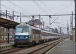 . Der EC 91  Vauban  Bruxelles - Basel braust ohne Halt durch den Bahnhof von Bettembourg, gezogen von der schnen  en voyage   Sybic BB 26163. 05.04.2013 (Jeanny)