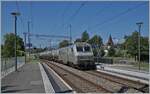 Auf den ersten Blick eine typisch, zeitgemässe SBB Station, nur der Zug scheint nicht zu passen... Die SNCF BB 26177 (Sybic) fährt mit einem gemischten Güterzug auf dem Weg nach Genève La Praille durch den Bahnhof von Satigny, auf der Strecke (Bellegarde Ain) - La Plaine - Genève, die abweichend vom übrigen SBB Netz mit 25 000 Volt 50 Hertz Wechselstrom elektrifiziert ist.

19. Juli 2021 
