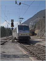 bb-26000-sybic/773706/nachdem-das-stromsystem-im-westlichen-bahnhofkopf Nachdem das Stromsystem im westlichen Bahnhofkopf von Vallorbe auf das SNCF System (25000 Volt, 50 Hz) umgestellt wurde, bewegt sich die SNCF Sybic BB 26061 wieder aus eigener Kraft. 

24. März 2022
