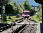 Der Triebzug Z 855 des Mont Blanc Express kommt aus St-Gervais-Le-Fayet und fhrt am 03.08.08 in den Bahnhof von Chamonix-Mont-Blanc ein.