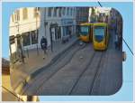 . Voilà mein Spiegelbild der Straßenbahn in Mulhouse. Und Christine beobachtet die Trambegegnung mit großem Interesse. 10.12.2013 (Jeanny)