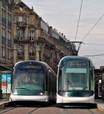 . Strasbourg - Die Haltestelle Gallia in der Avenue de la Marseillaise eignet sich prima zum direkten Vergleich der beiden in Straburg verkehrenden Tramtypen: Links eine Bombardier Eurotram und rechts eine Alstom Citadis 403. (Jeanny)