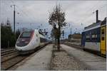 Nachdem einige Reisende in Frasne den TGV Lyria 9261 verlasen haben um mit den NPZ Anschlusszug Richtung Neuchtel zu fahren oder abgeholt worden sind, fhrt SNCF InOui Rame 4411 Richtung Lausanne