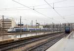 tgv-rseau-tz-501-554-bi-tz-4501-4551-tri/486397/der-sncf-tgv-r233seau-rame-4518 
Der SNCF TGV Réseau  Rame 4518, ein TGV 38000 tricourant, fährt am 25.03.2015 in den Bahnhof Marseille Saint-Charles ein. 

Der TGV Réseau ist eine Weiterentwicklung des TGV Atlantique und wird, da er aufgrund seiner Länge von 200 m (mit 8 Mittelwagen) auch kurze Bahnsteige bedienen kann, auf dem gesamten Netz eingesetzt. Die Bezeichnung Réseau (Französisch für Netz) spiegelt diese universelle Einsetzbarkeit wieder. Dies hier ist eind der 30 Dreisystem-Einheiten (tricourant, 1,5 kV und 3 kV Gleichstrom sowie 25 kV/50 Hz Wechselstrom) gebaut, die zum einen für den Verkehr nach Belgien und in die Niederlande dienen, andererseits auch für Fahrten nach Mailand einsetzbar sind.