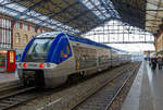 b-81500--82500-agc-bgc-bimodal-hybrid/724936/der-b-81645--b-81646 Der  B 81645 / B 81646  'Touloubre' ein vierteiliger Hybrid BGC-AGC-Triebzug (bimode) der SNCF TER Provence-Alpes-Côte d'Azur ist am 25.03.2015 in den Bahnhof Marseille Saint-Charles eingefahren. 

Die SNCF-Baureihe B 81500 Zweikraftversion (BGC / bimode) des autorail à grande capacité (AGC) des Herstellers Bombardier, sie können sowohl mit Dieselantrieb als auch elektrisch unter 1,5 kV Gleichspannung fahren. Den B 81500 gibt es als dreiteiligen und vierteiligen Zug. Ein Triebzug jeweils zwei angetriebene Enddrehgestelle, die dazwischen liegenden Drehgestelle sind Jakobs-Drehgestelle. Der Autorail Grande Capacité kurz AGC (deutsch: „Triebwagen mit großer Kapazität“) ist ein Triebzug der von Bombardier in Crespin für die SNCF gebaut wurde. 