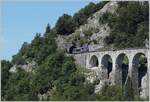 Der SNCF X 73657 hat den 69 Meter langen Tunnel des Crottes verlassen und fährt nun über den aus zehn Bogen und in einer langen Kurve liegenden 165 Meter langen Viaduc des Crottes. Der Dieseltriebwagen ist als TER 895511 von Dole nach St-Claude unterwegs.

10. August 2021