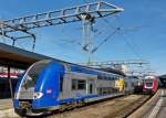 . Farbenfrohe Zge im Bahnhof von Luxemburg - Das Blau der SNCF Computermaus konkurriert mit dem Weinrot des CFL Steuerwagens. 24.02.2014 (Jeanny)
