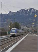 In La Roche sur Foron trennt sich die von Annemasse gekommene Strecke in einen Ast nach St-Gervais-Les-Bains-Le-Fayete (mit Schmalspuranschluss nach Chamonix und Martigny) und in die Weiterführung der Stammstrecke in Richtung Annecy. Der Léman Express bedienet im Stundentankt (z.T. mit TER und Bus-Verbindungen) die beiden Strecken, zudem verkehren am Morgen und Abend in Lastrichtung drei TER Zugspaare von St-Gervais nach Annecy mit Fahrtrichtungswechsel in La Roche-sur-Foron.

Im Bild: Der SNCF Z 27534 als TER nach Annecy. 

13. Feb. 202