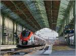 Unter der schönen Bahnhofshalle von Evian, die erst kürzlich restauriert wurde, wartet der  SNCF Coradia Polyvalent régional tricourant 31505 M auf die Abfahrt nach Annemasse    8.