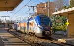 z-55500z-56300z-56500-rgio2n/422515/der-bombardier---rgio2n-triebzug-rame Der Bombardier - Rgio2N Triebzug (Rame) 028L (Endwagen Z 55555/56) ein achtteiliger elektrischer Doppelstocktriebzug vom Typ Bombardier OMNEO der SNCF / TER Provence-Alpes-Cte d'Azur fhrt am 26.03.2015 durch den Bahnhof Marseille-Blancarde. 

An dem Nachsetzbuchstaben kann am auch die Triebzugzusammenstellung erkennen: 
L = Longue (Lang): achtteilig, 109,910 m lang, besteht aus einem ein- und doppelstckigen Endwagen und aus je drei ein- und zweigeschossigen (kurz oder lang) Mittelwagen;  
C = Courte (Kurz): sechsteilig, 80,945 m oder 82,695 m lang
M = Moyenne (Mittel): siebenteilig, 94,975 m lang
EL = Extra Longue (Extra Lang): zehnteilig, 135,375 m lang

Weitere Beschreibung der Triebzge vom Typ Rgio2N unter:  http://hellertal.startbilder.de/bild/deutschland~museen-und-ausstellungen~inno-trans-2014/378469/der-sncf-rgio2n-009l-baureihe-z.html 