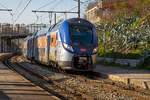 z-55500z-56300z-56500-rgio2n/725672/der-bombardier---r233gio2n-triebzug-rame Der Bombardier - Régio2N Triebzug (Rame) 028L (Endwagen Z 55555/56) ein achtteiliger elektrischer Doppelstocktriebzug vom Typ Bombardier OMNEO der SNCF / TER Provence-Alpes-Côte d'Azur fährt am 26.03.2015 durch den Bahnhof Marseille-Blancarde.

An dem Nachsetzbuchstaben kann am auch die Triebzugzusammenstellung erkennen:
L = Longue (Lang): achtteilig, 109,910 m lang, besteht aus einem ein- und doppelstöckigen Endwagen und aus je drei ein- und zweigeschossigen (kurz oder lang) Mittelwagen;
C = Courte (Kurz): sechsteilig, 80,945 m oder 82,695 m lang
M = Moyenne (Mittel): siebenteilig, 94,975 m lang
EL = Extra Longue (Extra Lang): zehnteilig, 135,375 m lang

Weitere Beschreibung der Triebzüge vom Typ Régio2N unter: http://hellertal.startbilder.de/bild/deutschland~museen-und-ausstellungen~inno-trans-2014/378469/der-sncf-rgio2n-009l-baureihe-z.html  
