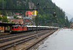 re-4-4-ii-re-420/766109/der-orient-express-fuer-mich-der-zug Der Orient-Express, f�r mich der Zug der Z�ge....
Die SBB Re 8/8 (Re 4/4-11194 und Re 4/4-11156) erreicht mit dem Venice Simplon-Orient-Express (VSOE) nach Venedig am 02.08.2019, leider bei Regen, den Bahnhof G�schenen. Der Orient-Express bestand aus einem 18 Wagen langen Zug (meinst historische CIWL-Wagen).

Der Venice Simplon-Orient-Express (abgek�rzt VSOE), verkehrt seit 1982. Der Luxuszug wird von der Firma Belmond Ltd. Betrieben. Der Zug ist aus historischen Wagen der Compagnie Internationale des Wagons-Lits (CIWL). Es werden Fahrten in Form von Schienenkreuzfahrten �ber verschiedene europ�ische Strecken, darunter auch die historischen Strecken des fr�heren Simplon-Orient-Express und des Orient-Express.

1977 begann die von James B. Sherwood geleitete Sea Containers Ltd. historische Wagen der CIWL und der British Pullman Company zu erwerben und aufw�ndig zu restaurieren. 

Der VSOE wurde erstmals am 28. Mai 1982 eingesetzt. Die erste angebotene Reise war die Route des Simplon-Orient-Express von London �ber Paris nach Venedig, die auch heute noch w�chentlich befahren wird. F�r die Beherbergung in Venedig kaufte die Sea Containers das Hotel Cipriani, was gleichzeitig der Einstieg der Gesellschaft ins Touristikgesch�ft war.

Betreiber war die Orient-Express Hotels Ltd., eine Tochtergesellschaft von Sea Containers, in der alle Touristikaktivit�ten eingebracht waren. Sie wurde wegen finanzieller Schieflage der Muttergesellschaft im Jahr 2005 selbst�ndig und im Juni 2014 in Belmond Ltd. umbenannt. Der Gesch�ftssitz des b�rsennotierten Unternehmens ist in Hamilton auf Bermuda. Neben dem VSOE betreibt die Belmond Ltd. verschiedene Luxusz�ge mit ehemaligen CIWL-Pullmanwagen in Gro�britannien, den Eastern and Oriental Express, sowie Hotels in 17 L�ndern. Seit Dezember 2018 geh�rt Belmond Ltd. zum franz�sischen Luxusg�terkonzern LVMH Moet Hennessy Louis Vuitton.

Die Flotte des VSOE besteht haupts�chlich aus 16 historischen ehemaligen CIWL-Wagen der Baujahre 1926 bis 1931, darunter drei Speise-, ein Bar- und 12 Schlafwagen, letztere �berwiegend vom Typ Lx der CIWL. Zus�tzlich zu diesen teilweise 1982 modernisierten ex-CIWL-Fahrzeugen f�hrt der Zug Servicewagen sowie andere, farblich angepasste Wagen. 2003–2006 wurden die kontinentalen Wagen des VSOE modernisiert und erhielten unter anderem moderne Drehgestelle von Bombardier sowie neue Klimaanlagen. Seitdem sind die Waggons f�r 160 km/h zugelassen. 
