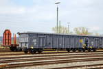 4-achsiger Drehgestellwagen mit Rolldach speziell fr Tonerde, der Gattung Tamns (31 RIV 87 F-ERSA 0806 762-8) der Vermietungsfirma ERMEWA SA (100%Tochter der SNCF) abgestellt am 10.04.2016 in