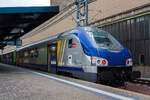 Steuerwagen/913320/der-sncf-ter200-steuerwagen-ter200-voitures-pilotes Der SNCF TER200 Steuerwagen (TER200 Voitures-pilotes) 50 87 80-97 127-3 F-SNCF der Gattung B5-uxh am 17 Juni 2013 am Zugschluss von einem TER 200 der TER Alsace (Elsass) von Basel �ber Stra�burg und Metz nach Luxemburg im Bahnhof Luxemburg (Stadt).

Dieser Wagen ist f�r eine H�chstgeschwindigkeit von 200 km/h zugelassen, hat ein Eigengewicht von 45 t und bietet 45 Sitzpl�tze in der 2. Klasse.

Im Jahr 2008 wurden die TER200-Z�ge schrittweise mit Steuerwagen des Typs B5uxh ausgestattet, um die TER-200-Verbindungen mit Wendezugbetrieb zu erm�glichen (damit die Lokomotive nicht mehr umsetzen muss). Ziel war es, die P�nktlichkeit durch k�rzere Rangierzeiten zu verbessern. Die von Alstom gelieferten Steuerwagen wurden aus �lteren Gep�ckwagen umgebaut. Sie wurden teilweise im Eisenbahnwerk Reichshoffen im Elsass gefertigt. Ein F�hrerstand wurde hinzugef�gt; die Steuerwagen bieten die notwendigen Einrichtungen f�r mobilit�tseingeschr�nkte Fahrg�ste, sowohl zum Einsteigen als auch f�r die Fahrt selbst. Au�erdem bieten sie Platz f�r sechs Fahrr�der. Die Wendez�ge des Typs TER 200 wurden am 21. April 2008 in Betrieb genommen.

Die Umr�stung auf den Wendezugbetrieb erforderte den Einbau neuer Stromabnehmer des Typs AX von Faiveley f�r 25 kV 50 Hz an den Lokomotiven der Baureihe BB 26000, entwickelt von Faiveley. Das alte Modell verursachte aufgrund seines Luftwiderstands Probleme beim Schieben des Zuges. 
