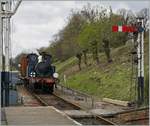 Die SECR P Class (South Eastern and Chatham Railway) erreicht Horsted Keynes. Diese kleine Lok ist seit 1960 als erste Lok bei der Museumsbahn Bluebell Railway. 
23. April 2016
