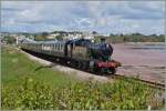 paignton-and-dartmouth-steam-railway/344431/auf-dem-weg-von-paignton-nach Auf dem Weg von Paignton nach Kingswear kurz nach Goodrington zeigt sich Dampflok 4277 'Hercules' mit ihrem Dampfzug. 
13. Mai 2014