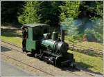 Grubenbahnen Im S�den von Luxemburg f�hrt von Fond de Gras die Schmalspurgrubenbahn (700 mm) 'Mini�resbunn Doihl' auf einem Schienenstrang von 4 Kilometer durch einen Bergwerkstollen von 1,4 Kilometern nach Lasauvage und endet in der Stadt Saulnes in Frankreich. Am 11.07.2010 setzt die Dampflok N� 4 der Grubenhahn in Fond de Gras um. Diese Lok wurde 1895 von Krauss in M�nchen f�r die Eisenh�tte Steinfort gebaut. Um 1940 kam die Lok zur Lederfabrik Ideal nach Wiltz im Norden von Luxemburg. Dort wurde sie auf 800mm Spurweite umgebaut. Sp�ter kam die Maschine auf den Schrott, konnte jedoch von H. Baldauff (privat) erworben und so vor der Verschrottung gerettet werden. 2001 hat das Luxemburger Denkmalamt die Lok gekauft und sie kam zur Revision nach Meiningen. Dort wurde sie wieder auf 700mm umgespurt und bekam einen neuen Kessel. Seit 2004 ist die Maschine im Betrieb bei der Mini�resbunn Doihl. Die technischen Daten der Lok: Hersteller: Krauss M�nchen 
Fabrik-Nr/Modell: 3175, Baujahr: 1895, Gewicht: 7,5t, Leistung: 29,4kW/40PS, Antrieb: Nassdampf, Original-Spurweite: 700mm, Sonstiges: Lok lief zeitweise auf 800mm Spurweite, Kesselinhalt: 300l bei 12bar Betriebsdruck, Vorrat: ca. 500l Wasser/70kg Kohlen. (Hans)
 