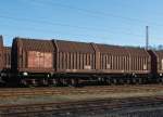 Guterwagen Drehgestellflachwagen f�r Coiltransporte mit sechs Rads�tzen, verschiebbaren Teleskophauben und Lademulden (Sahimms-u 900), der DB Schenker Rail, am 11.02.2012 abgestellt in Kreuztal.