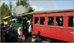 Kleiner Zug, grosse Wirkung! Fasziniert bestaunen die Besucher des Blonay-Chamby Museum Lok und Wagen.
(27.05.2012)